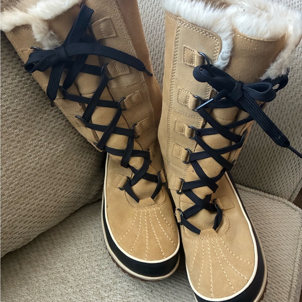 Sorel Tan and Black Lace-Up Winter Boots